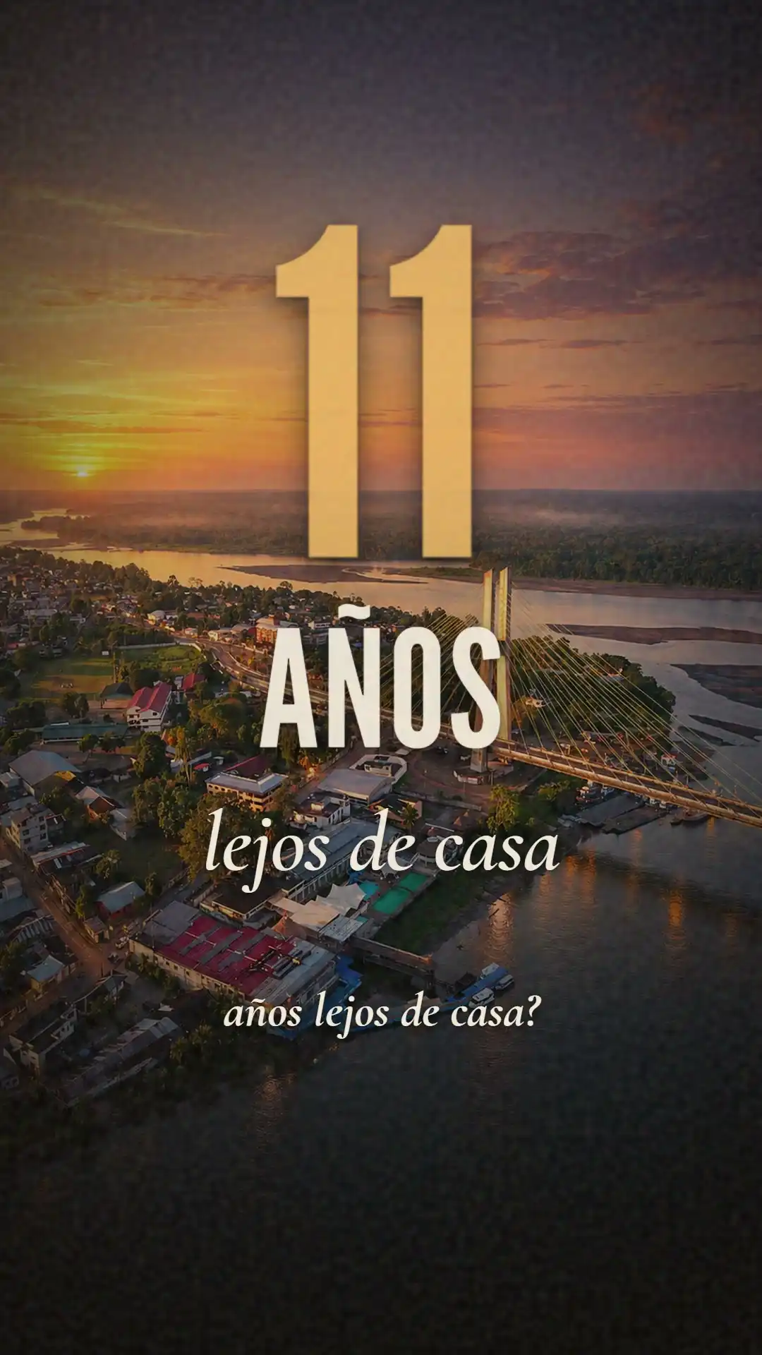 Vista aérea de El Coca al atardecer, sobre el río Napo, con el texto «11 años lejos de casa»